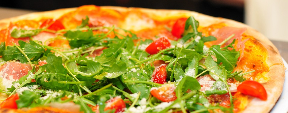 Teller mit Pizza